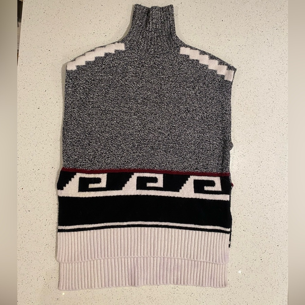 Chic Gray Patterned Sweater Vest
